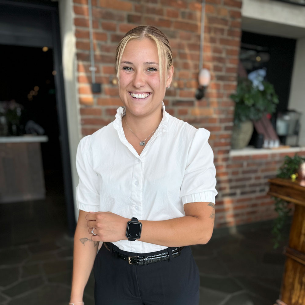 En servitris som har click service kommunikationsarmband på sig